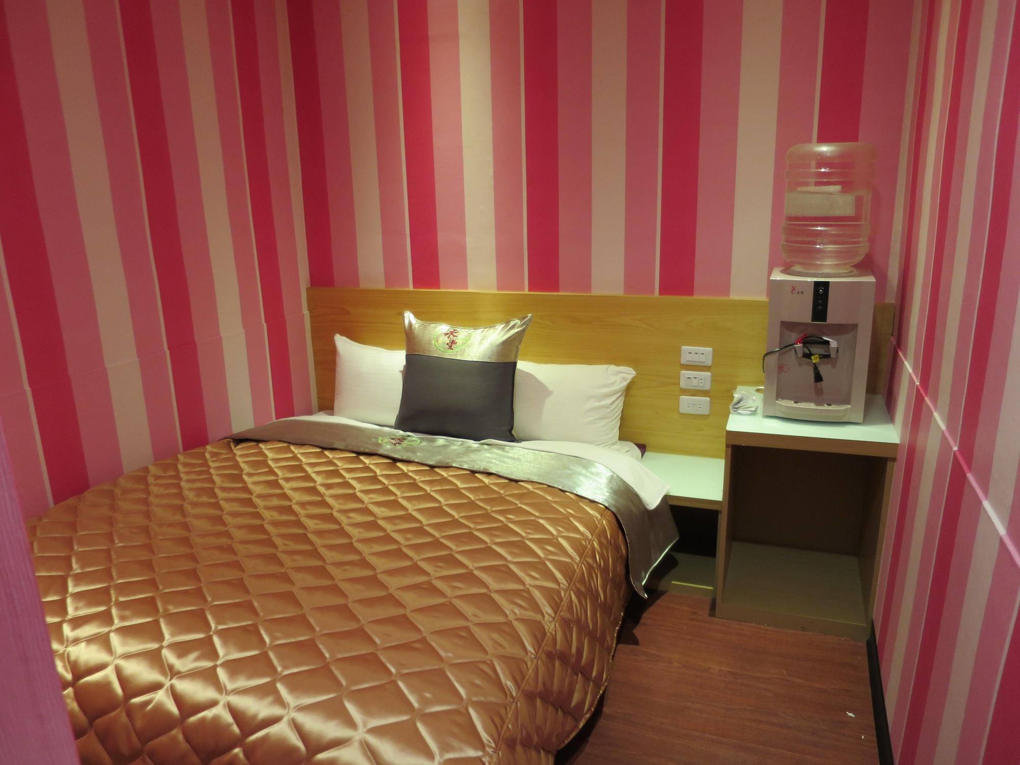 Yung Feng Hotel Кийлунг Екстериор снимка